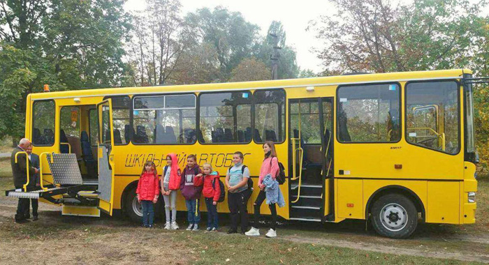 У вересні дві опорні школи Полтавщини отримали новенькі шкільні автобуси, обладнані для дітей з особливими потребами. Ще 13 таких надійде до шкіл області в жовтні. Фото з сайту facebook.com/synegubov.oleg